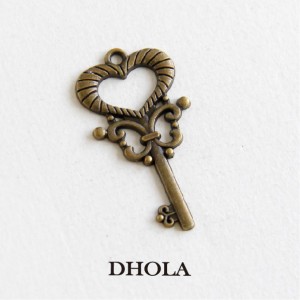 上耳刻紋愛心藤蔓鑰匙