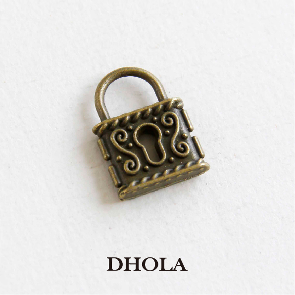 上耳藤蔓點點鑰匙鎖