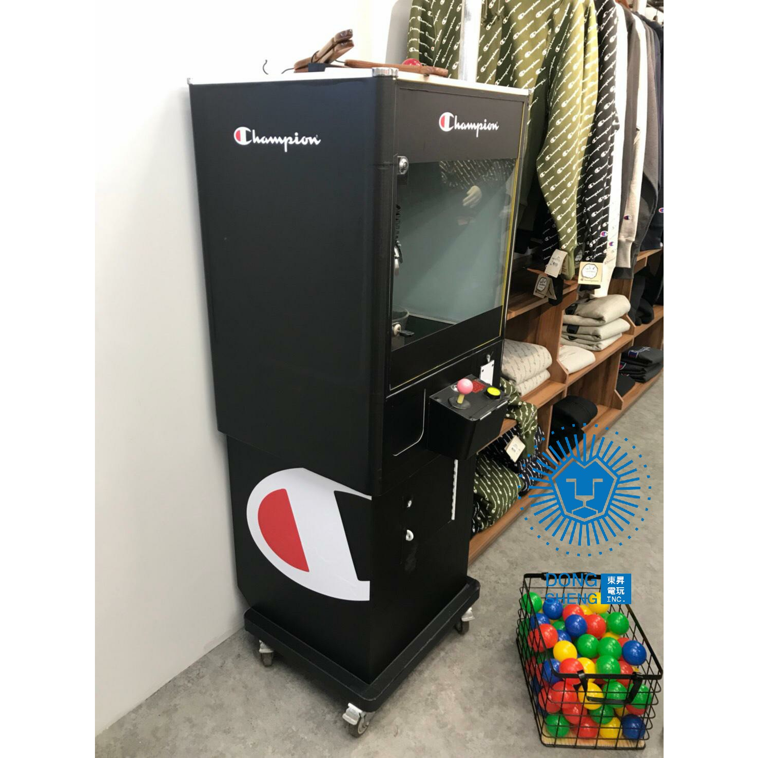 美國潮牌 Champion 客製化包圖娃娃機 X 東昇電玩