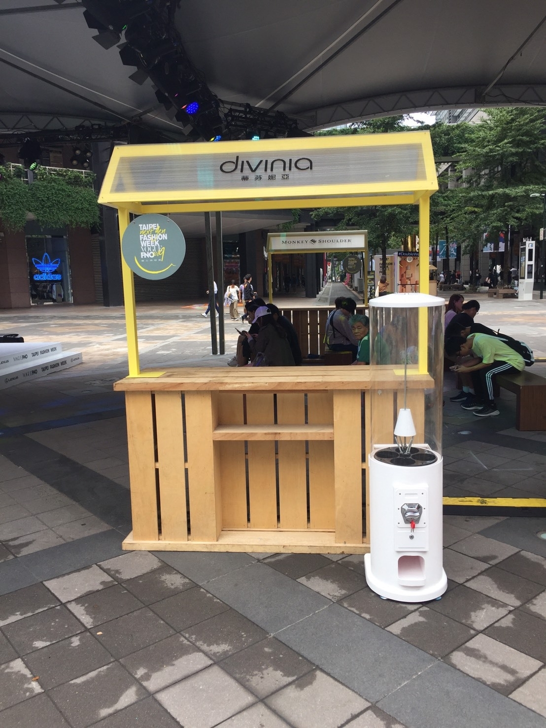 2019 Divinia 蒂芬妮亞 圓筒扭蛋機 公關品牌活動提案 東昇電玩 品牌包裝 活動 台北市信義新光三越香緹廣場