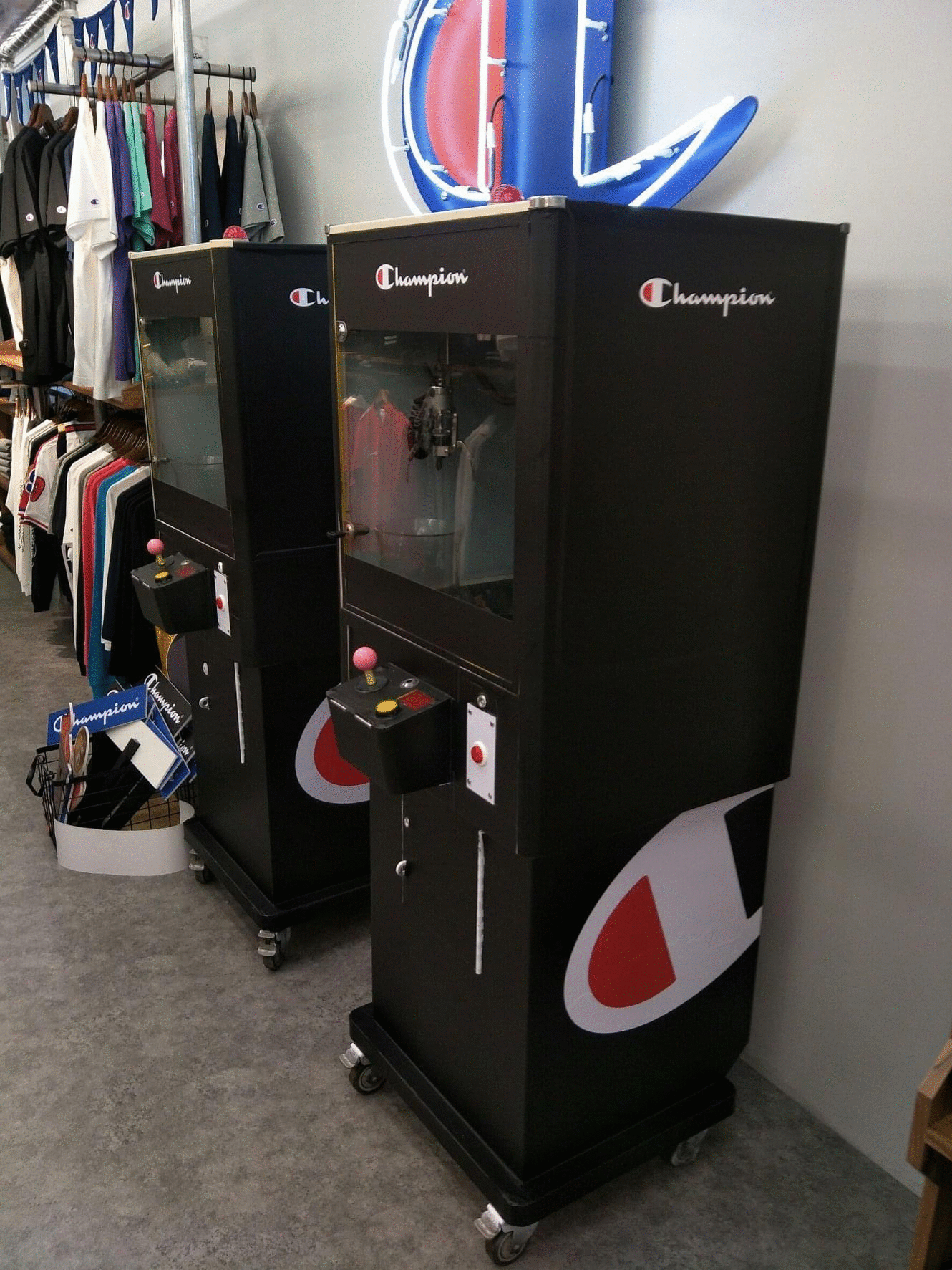 美國潮牌 Champion 客製化包圖娃娃機 X 東昇電玩